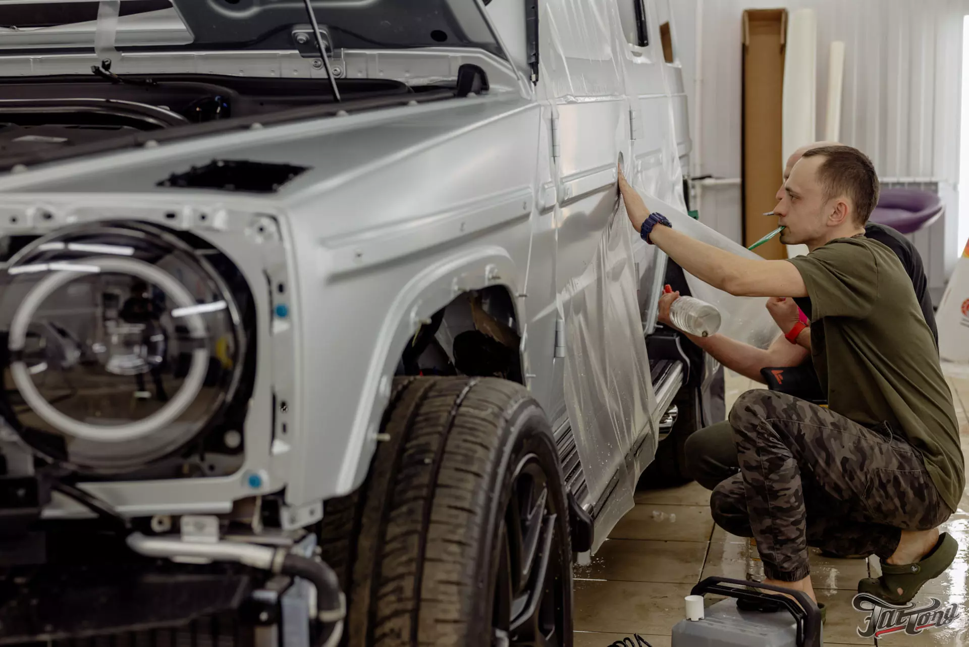 Mercedes G-class. Оклейка в матовый полиуретан. Защита оптики глянцевым полиуретаном. Шумоизоляция дверей. Установка доводчиков дверей
